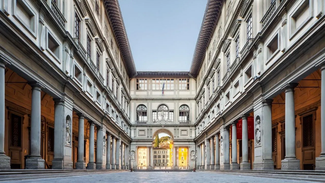 Elegant And Historic 3-Bedroom In City Center -By Likehomeflorence Apartment