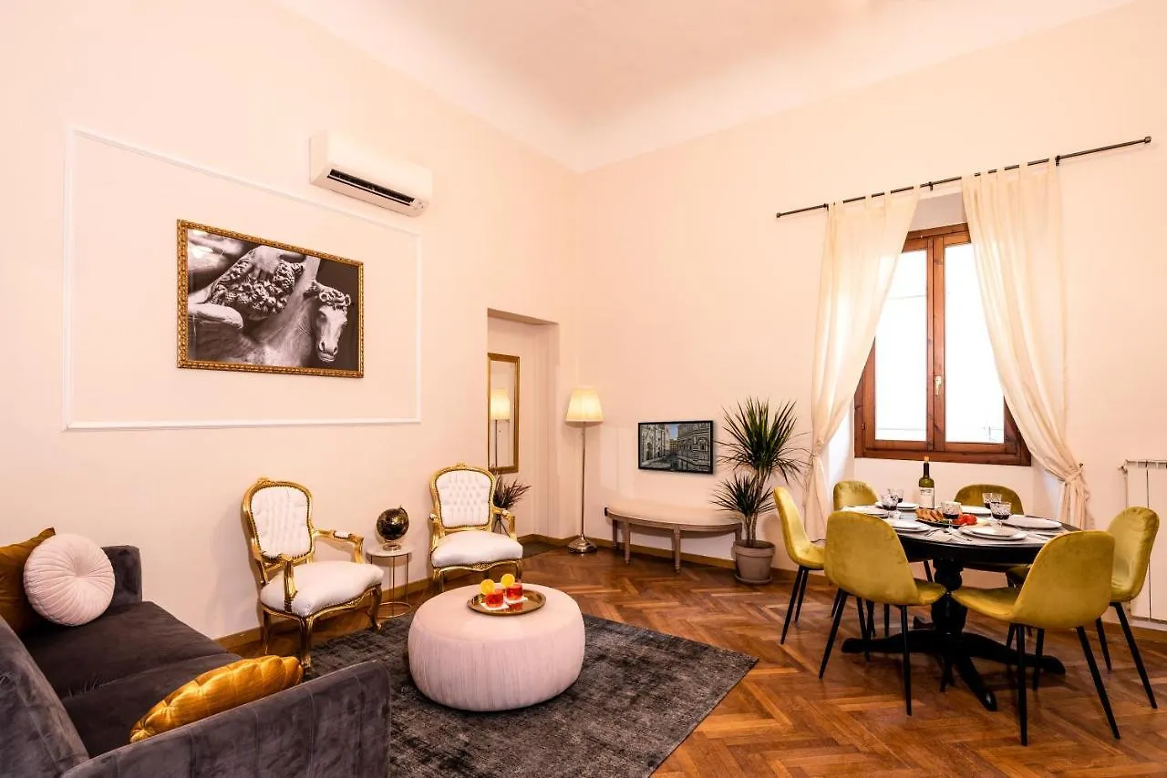 Elegant And Historic 3-Bedroom In City Center -By Likehomeflorence Italy