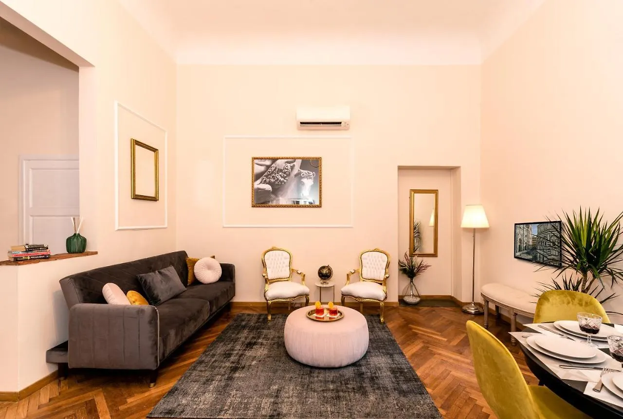 Elegant And Historic 3-Bedroom In City Center -By Likehomeflorence 0*, Florence Italy