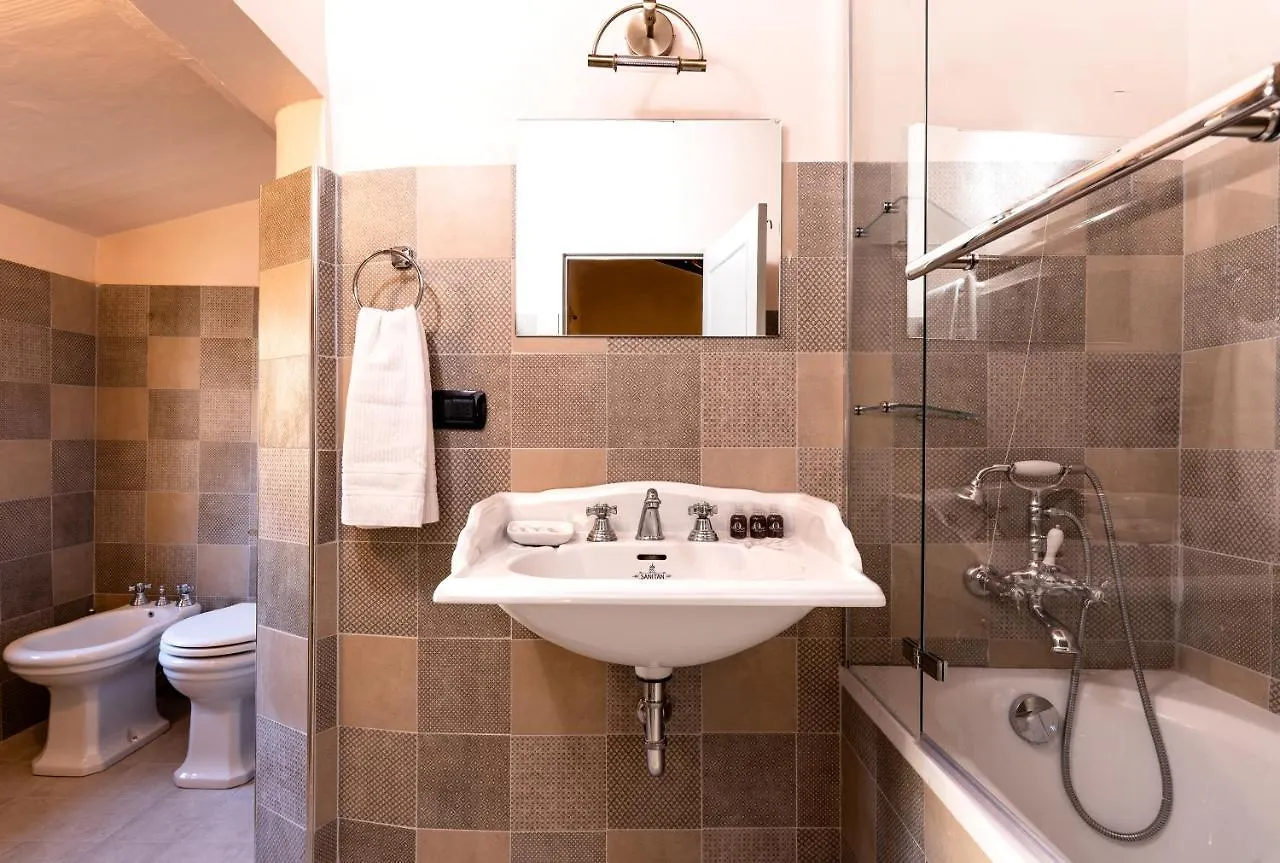 Elegant And Historic 3-Bedroom In City Center -By Likehomeflorence Apartment