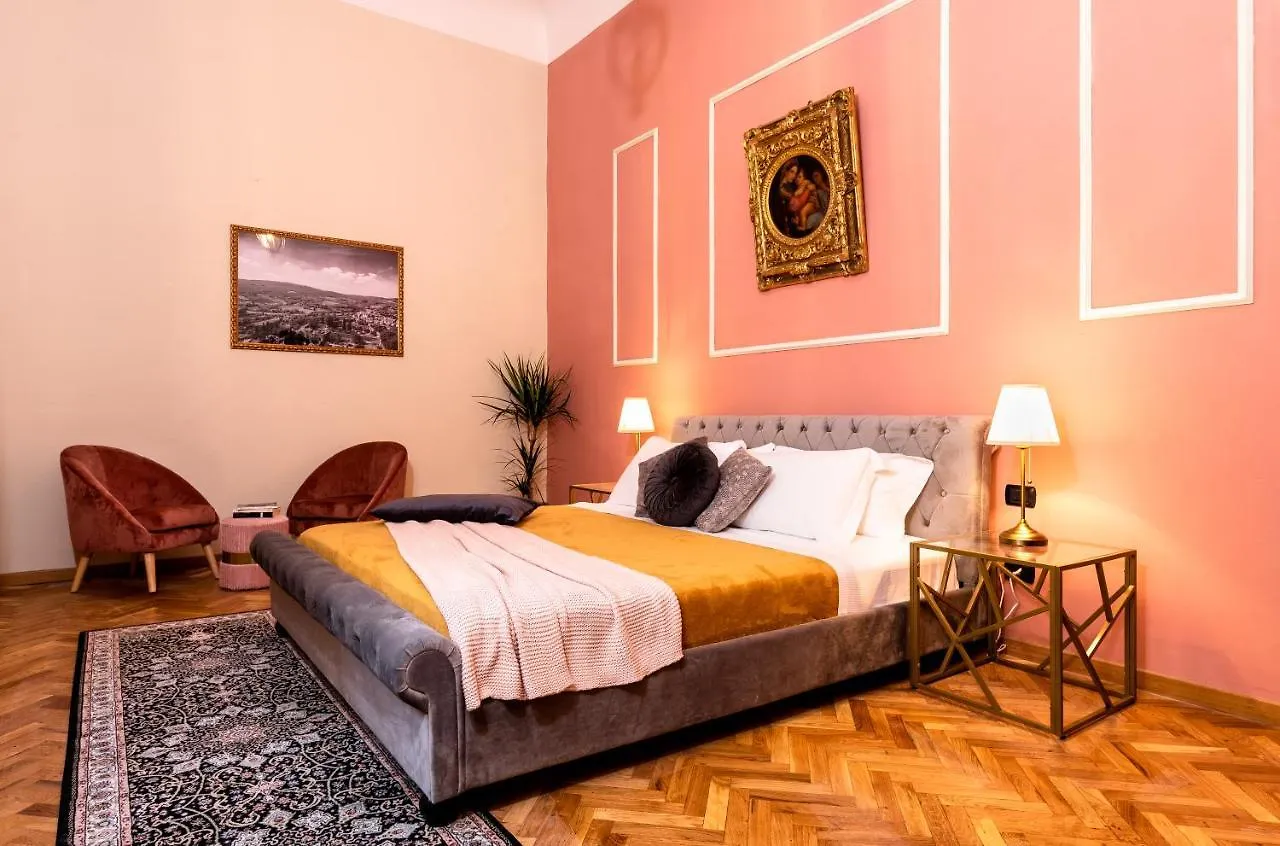 Elegant And Historic 3-Bedroom In City Center -By Likehomeflorence Italy