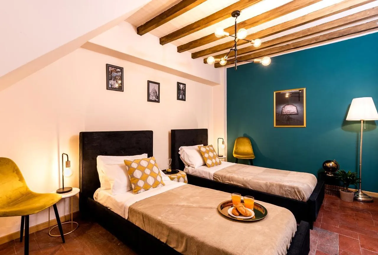 Elegant And Historic 3-Bedroom In City Center -By Likehomeflorence Italy